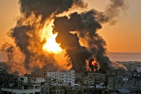 استشهاد 100 فلسطيني في قصف “إسرائيلي” عنيف على