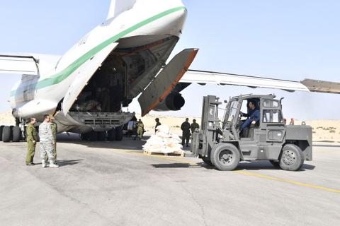 وصول 168 طن من المساعدات الإنسانية إلى مطار