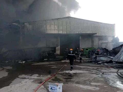 بالفيديو.. حريق مهول في مصنع للولاعات ببومرداس